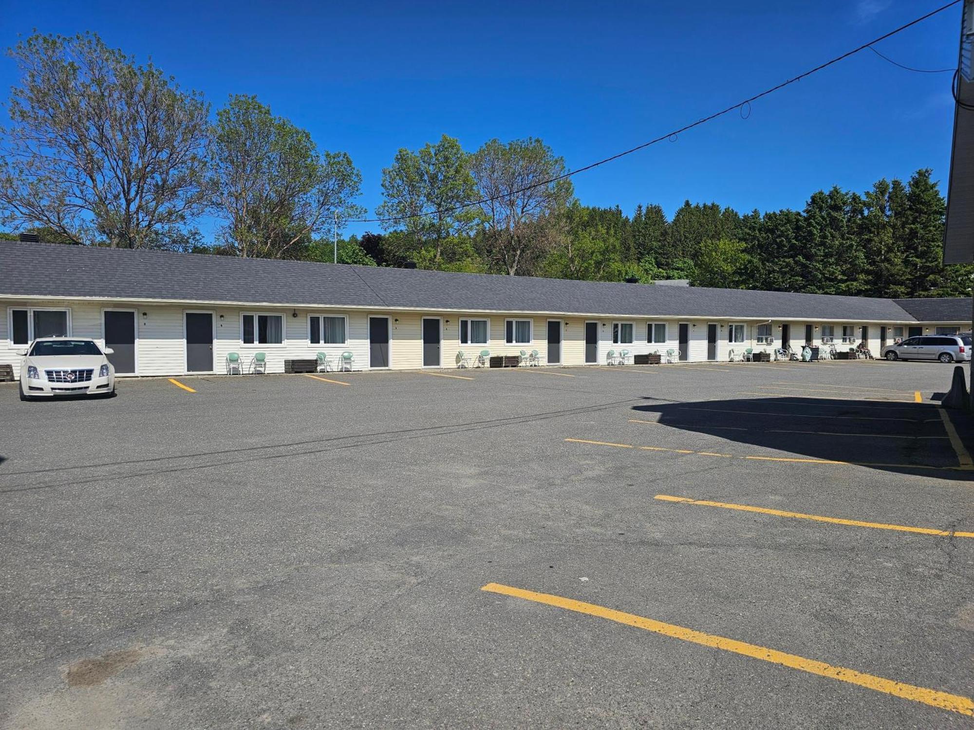Resto Pub Motel Le Madub L'Isle-Verte Kültér fotó